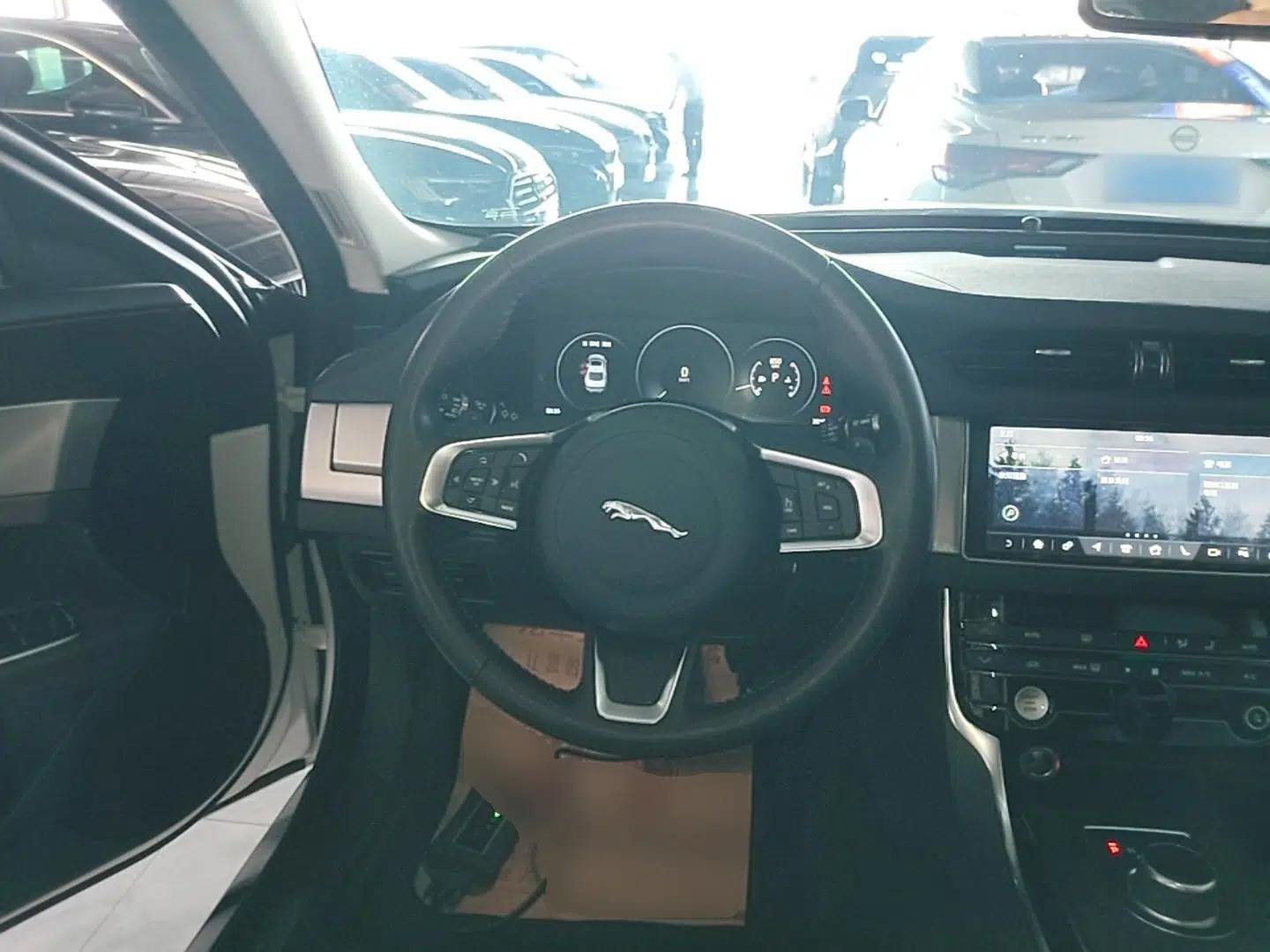 Jaguar XFL 2020 XFL 2.0T P250 Two-Wheel-Drive Luxury Edition — миниатюра 13