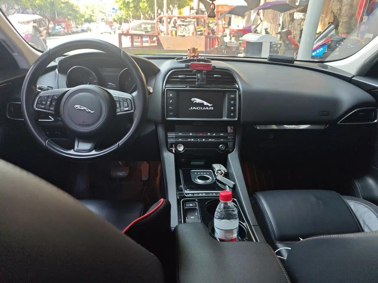 Jaguar F-PACE 2016 2.0T Two-Wheel Drive Urban Luxury Edition — миниатюра 9