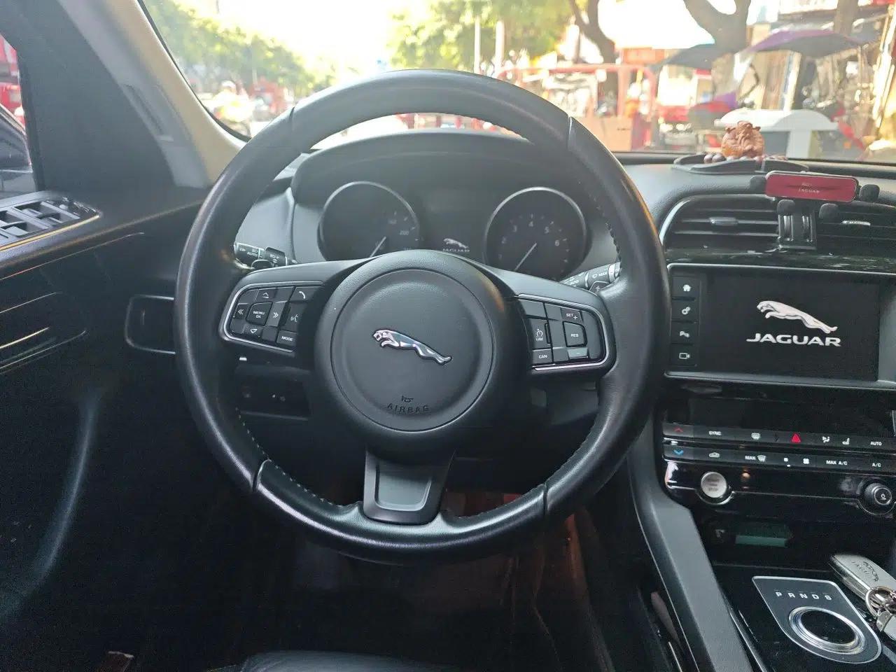 Jaguar F-PACE 2016 2.0T Two-Wheel Drive Urban Luxury Edition — миниатюра 10