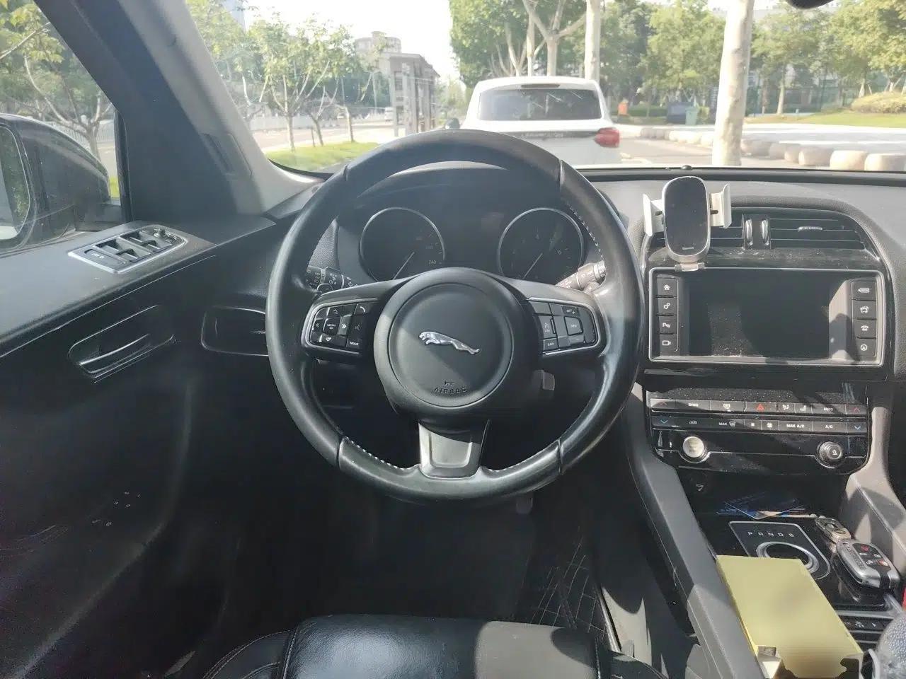 Jaguar F-PACE 2016 2.0T Two-Wheel Drive Urban Luxury Edition — миниатюра 10