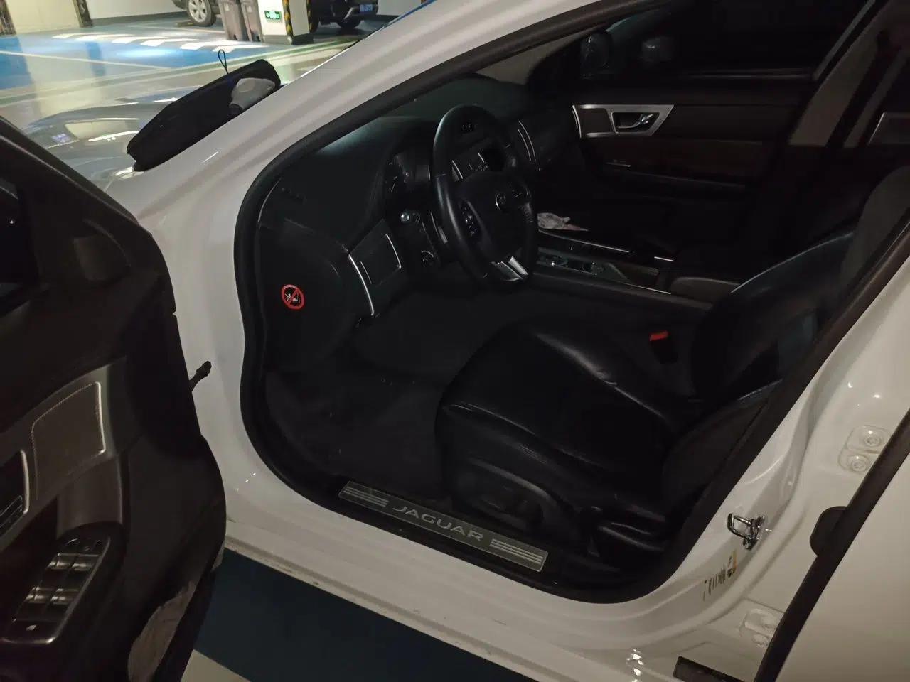 Jaguar XF 2015 XF 2.0T 80th Anniversary Collector's Edition — миниатюра 16