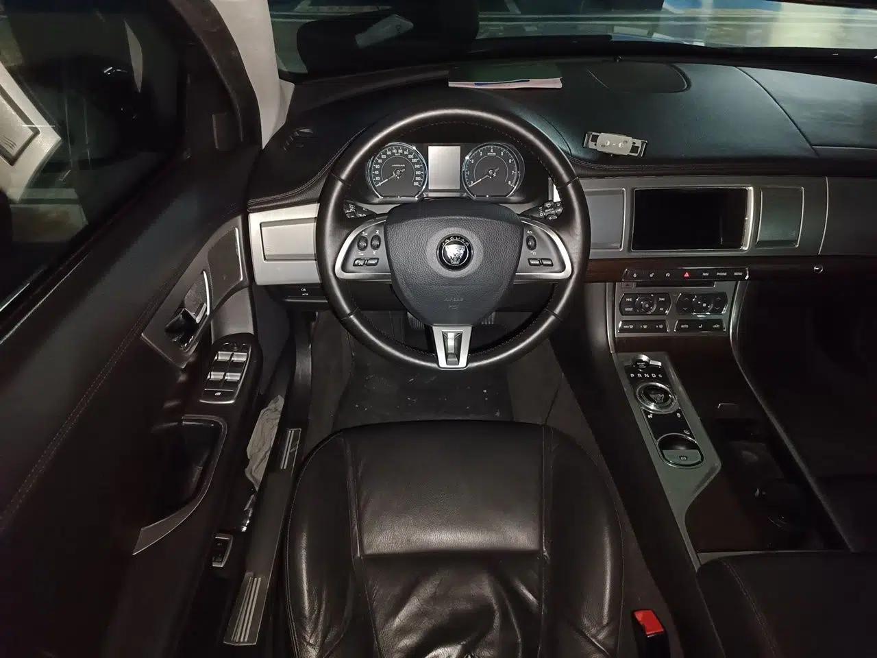 Jaguar XF 2015 XF 2.0T 80th Anniversary Collector's Edition — миниатюра 10