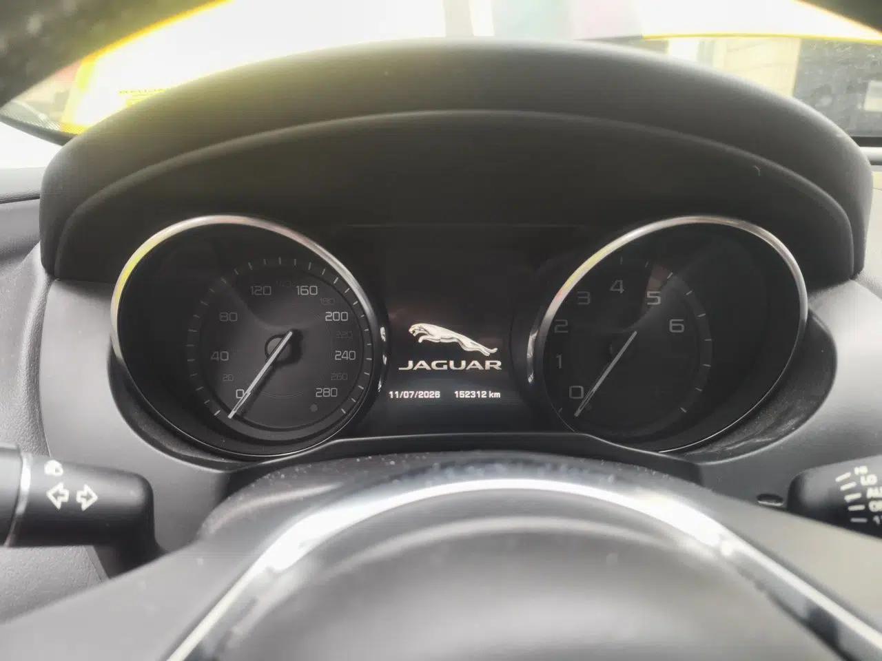 Jaguar XE 2015 2.0T 200 PS R-Sport — миниатюра 11