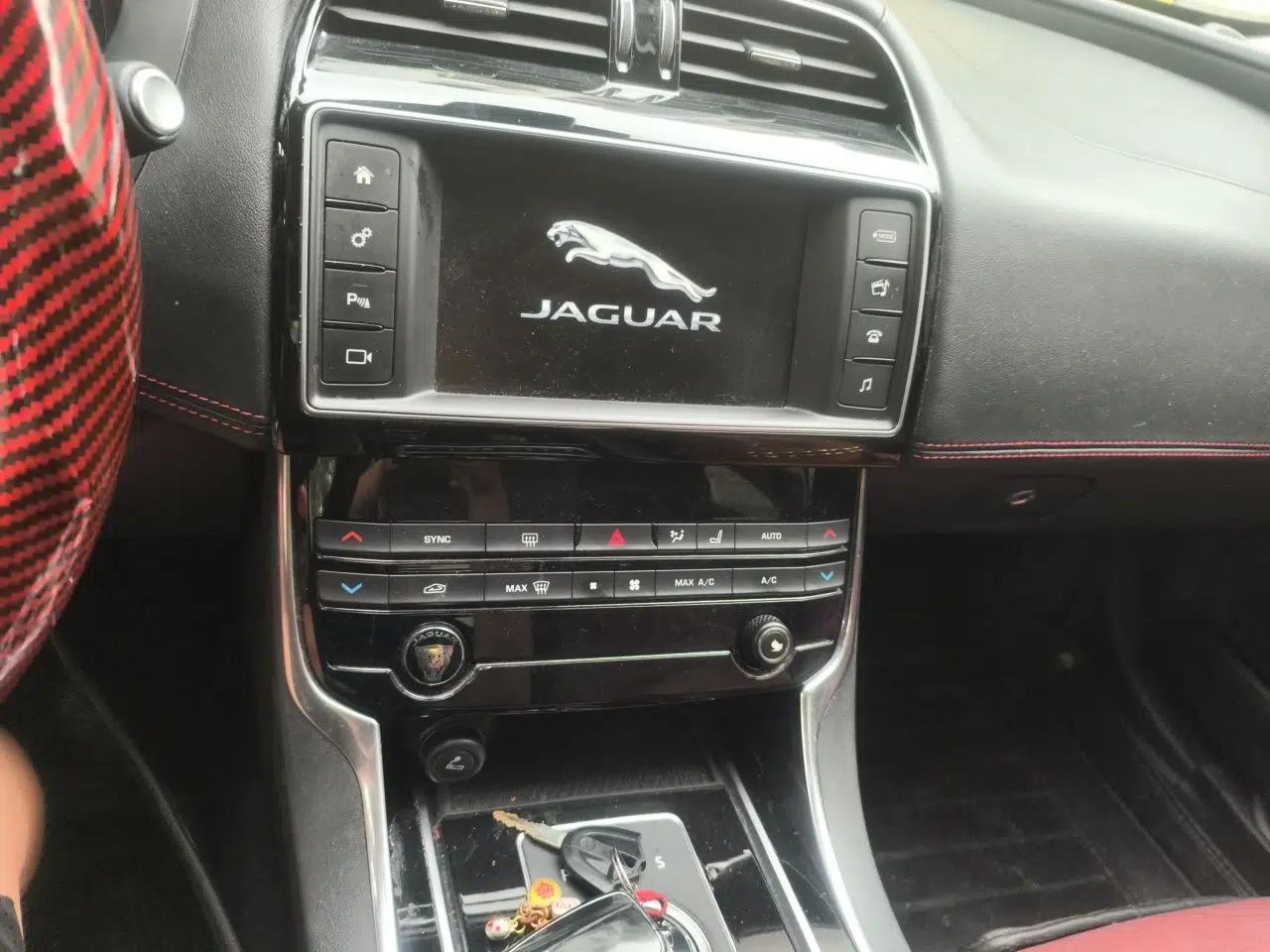 Jaguar XE 2015 2.0T 200 PS R-Sport — миниатюра 13