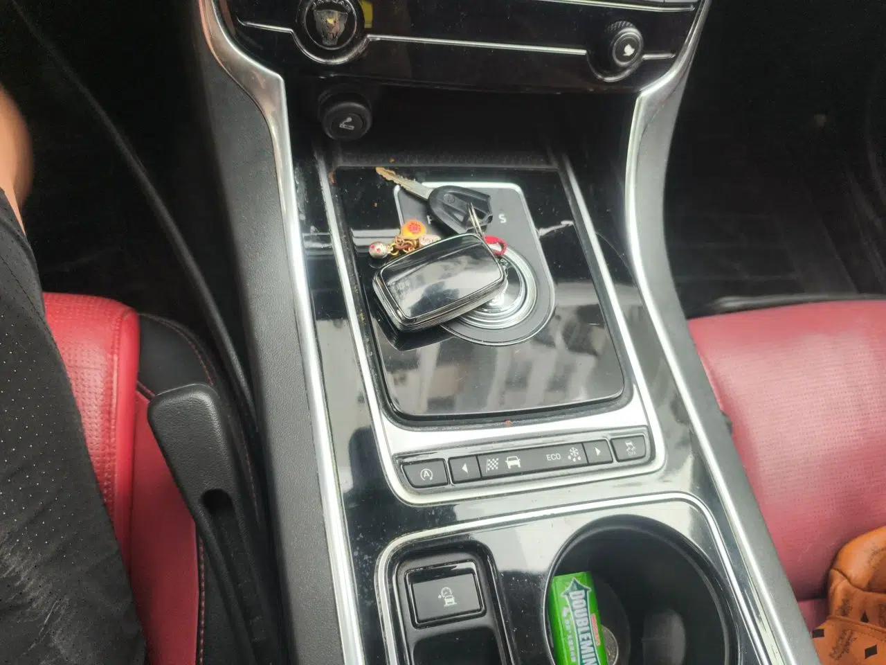Jaguar XE 2015 2.0T 200 PS R-Sport — миниатюра 14