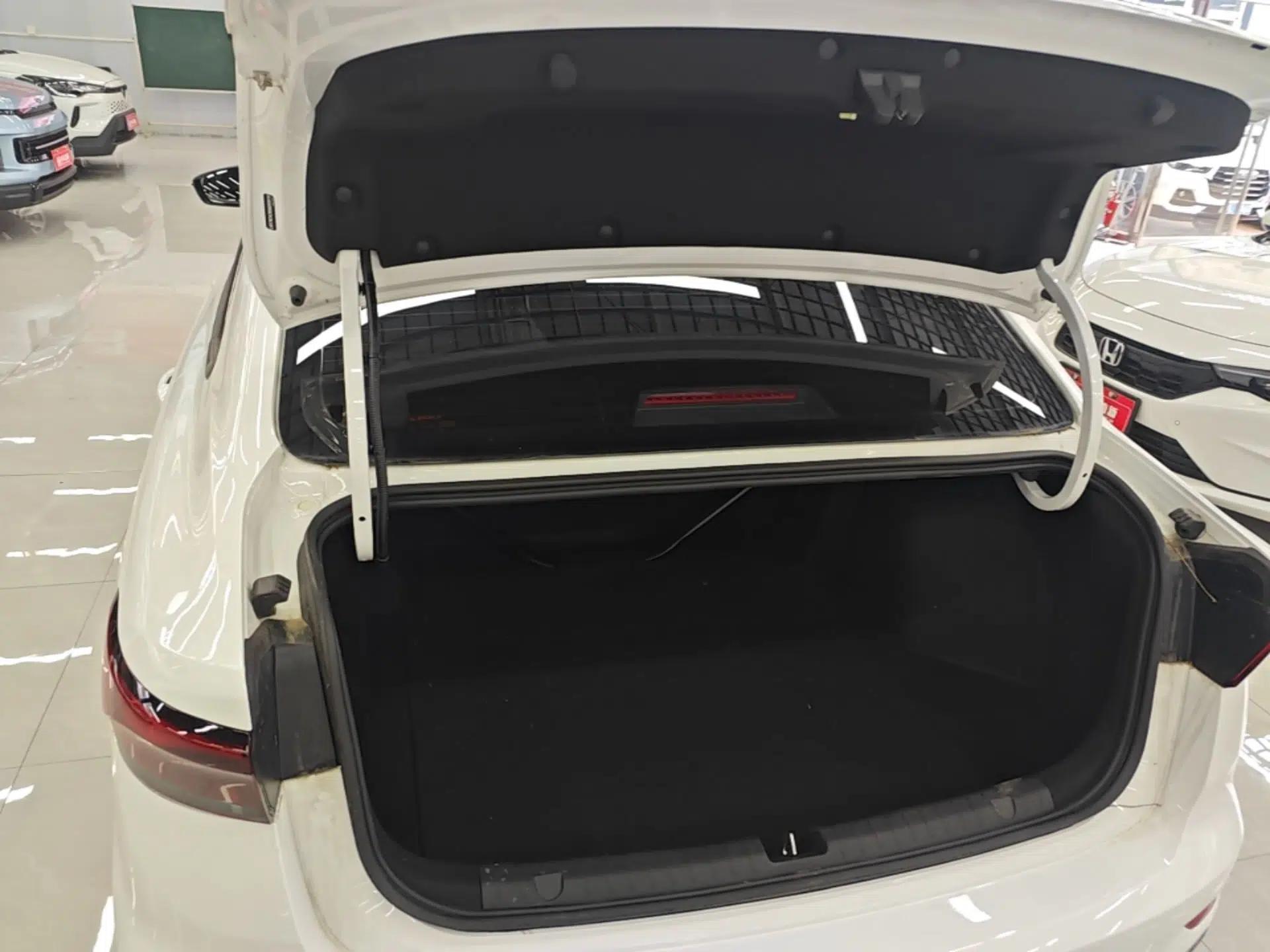 Geely Auto Emgrand 2026 Model 4th Generation 4 Millionth Anniversary Edition 1.5L CVT Overdrive Edition — миниатюра 22