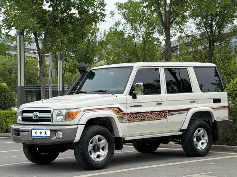 2023 Land Cruiser 70 Series, 4.0L Manual, 4WD, 5-Seater, Parallel Import — миниатюра 1