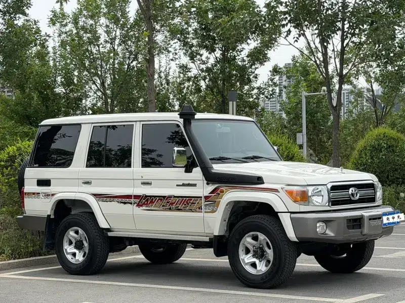 2023 Land Cruiser 70 Series, 4.0L Manual, 4WD, 5-Seater, Parallel Import — миниатюра 3
