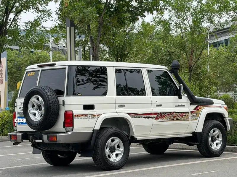2023 Land Cruiser 70 Series, 4.0L Manual, 4WD, 5-Seater, Parallel Import — миниатюра 6