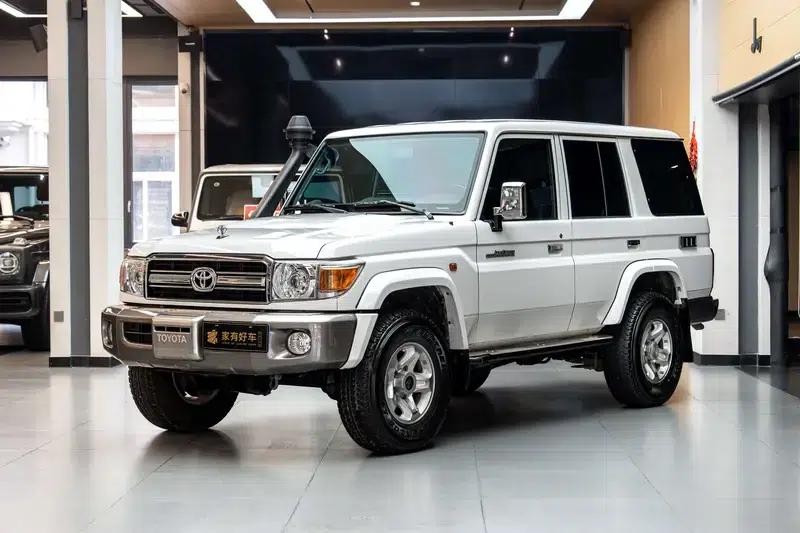 2016 Land Cruiser 70 Series, 4.0L Manual, 4WD, 5-Seater, Parallel Import — миниатюра 1