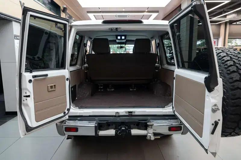 2016 Land Cruiser 70 Series, 4.0L Manual, 4WD, 5-Seater, Parallel Import — миниатюра 19