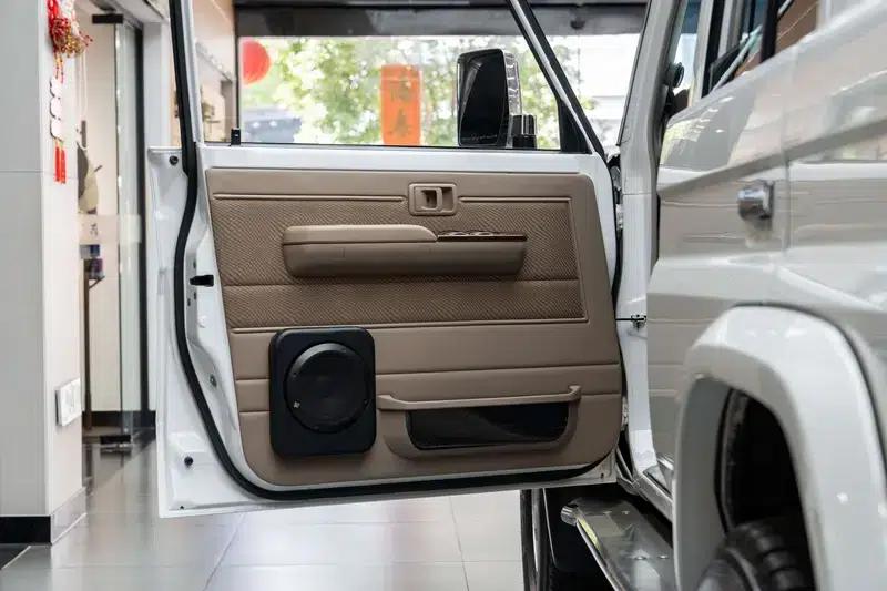 2016 Land Cruiser 70 Series, 4.0L Manual, 4WD, 5-Seater, Parallel Import — миниатюра 8