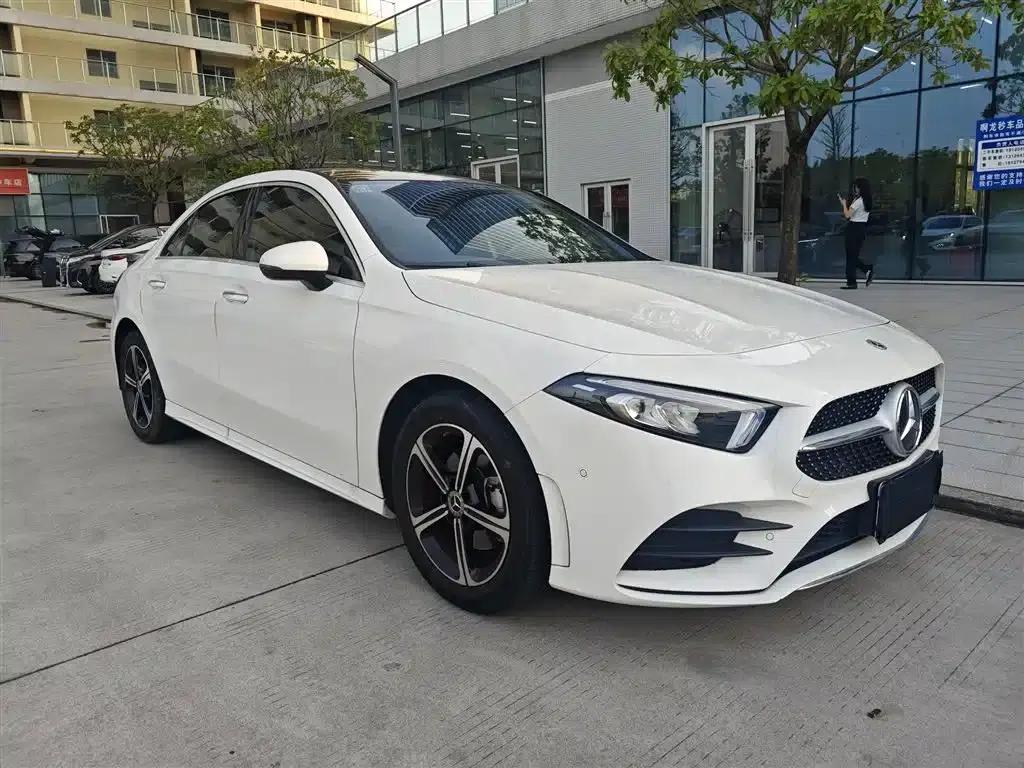 Mercedes-Benz A-Class 2022 Facelift II A 200 L Sport Sedan Fashion Edition — миниатюра 2