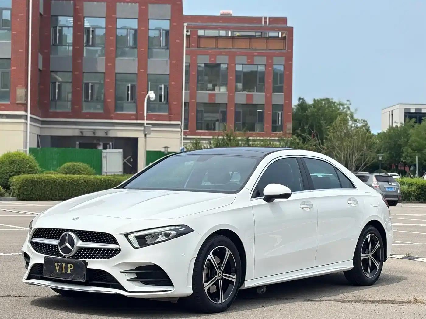 Mercedes-Benz A-Class 2022 Facelift III A 200 L Sport Sedan Fashion Edition — миниатюра 1