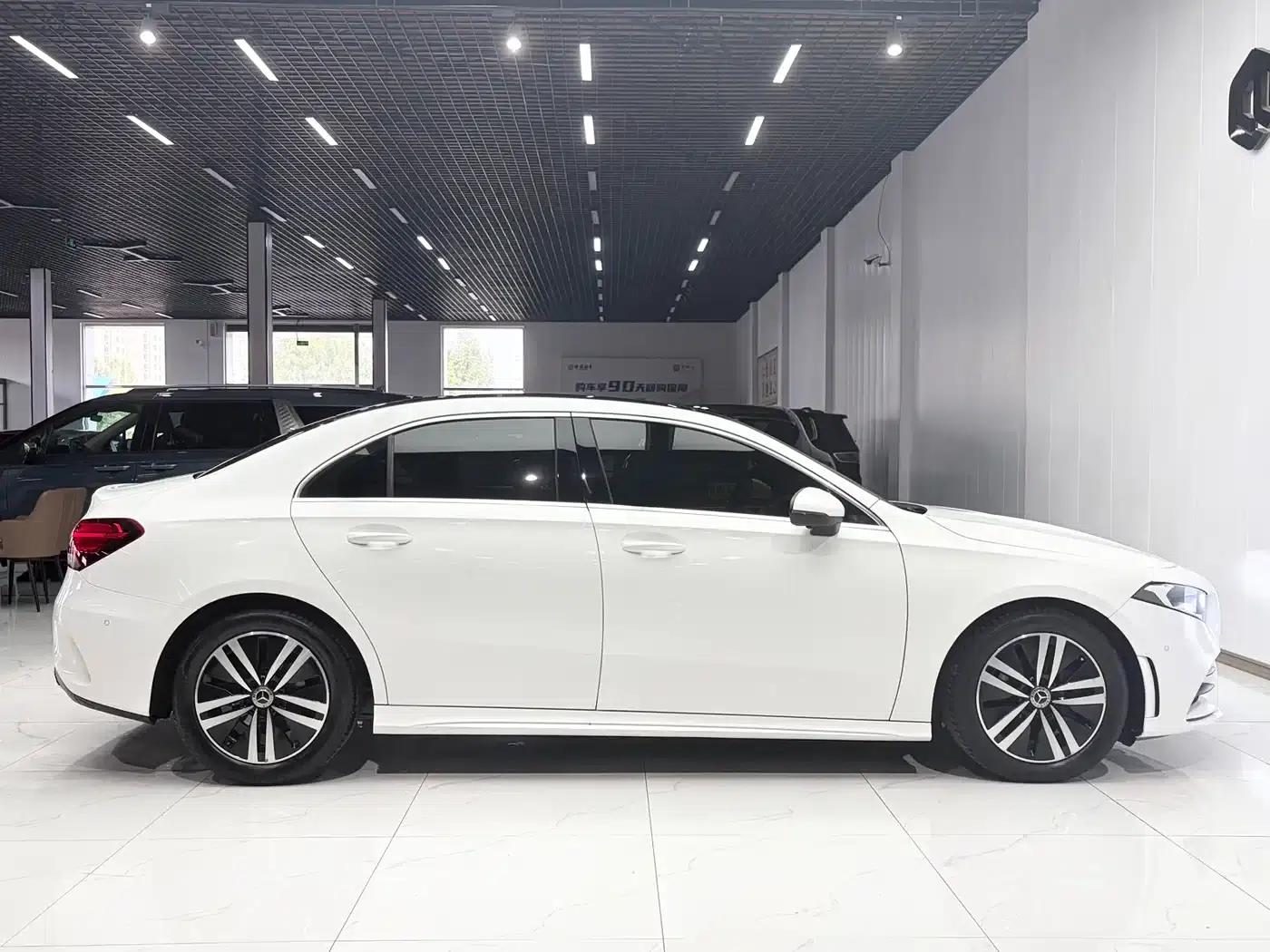 2019 Mercedes-Benz A-Class A 180 L Sport Sedan — миниатюра 6