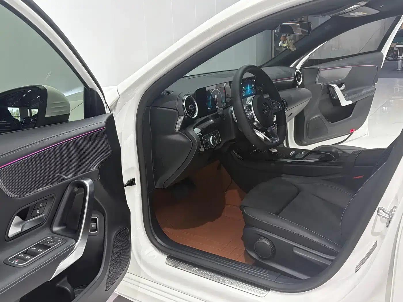 2019 Mercedes-Benz A-Class A 180 L Sport Sedan — миниатюра 10