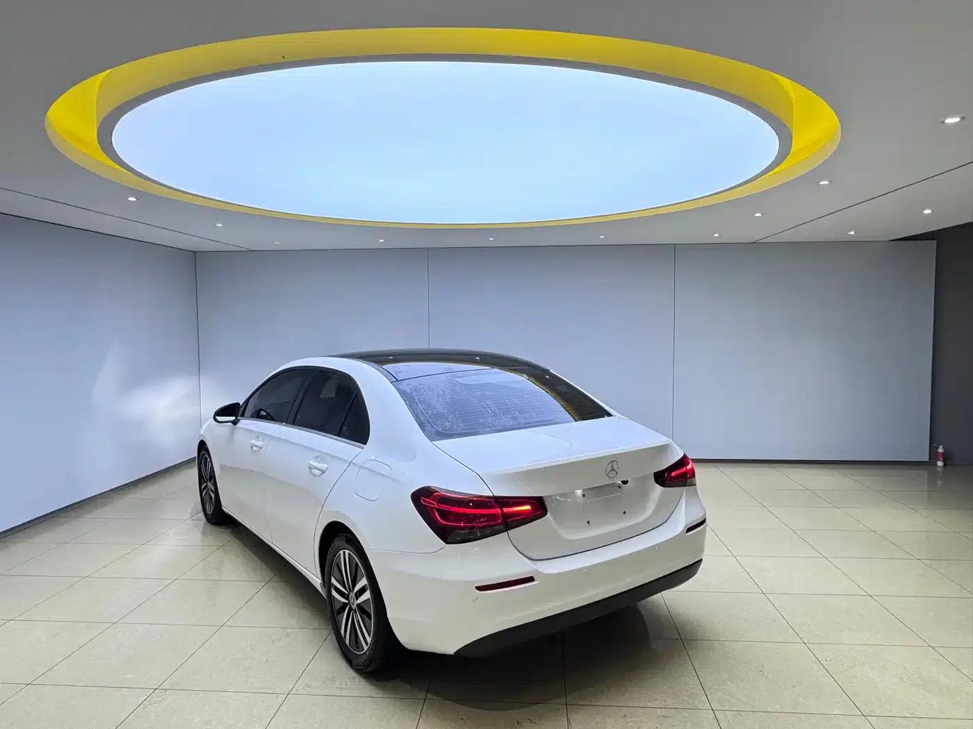 2022 Mercedes-Benz A-Class A 180 L Sport Sedan — миниатюра 4
