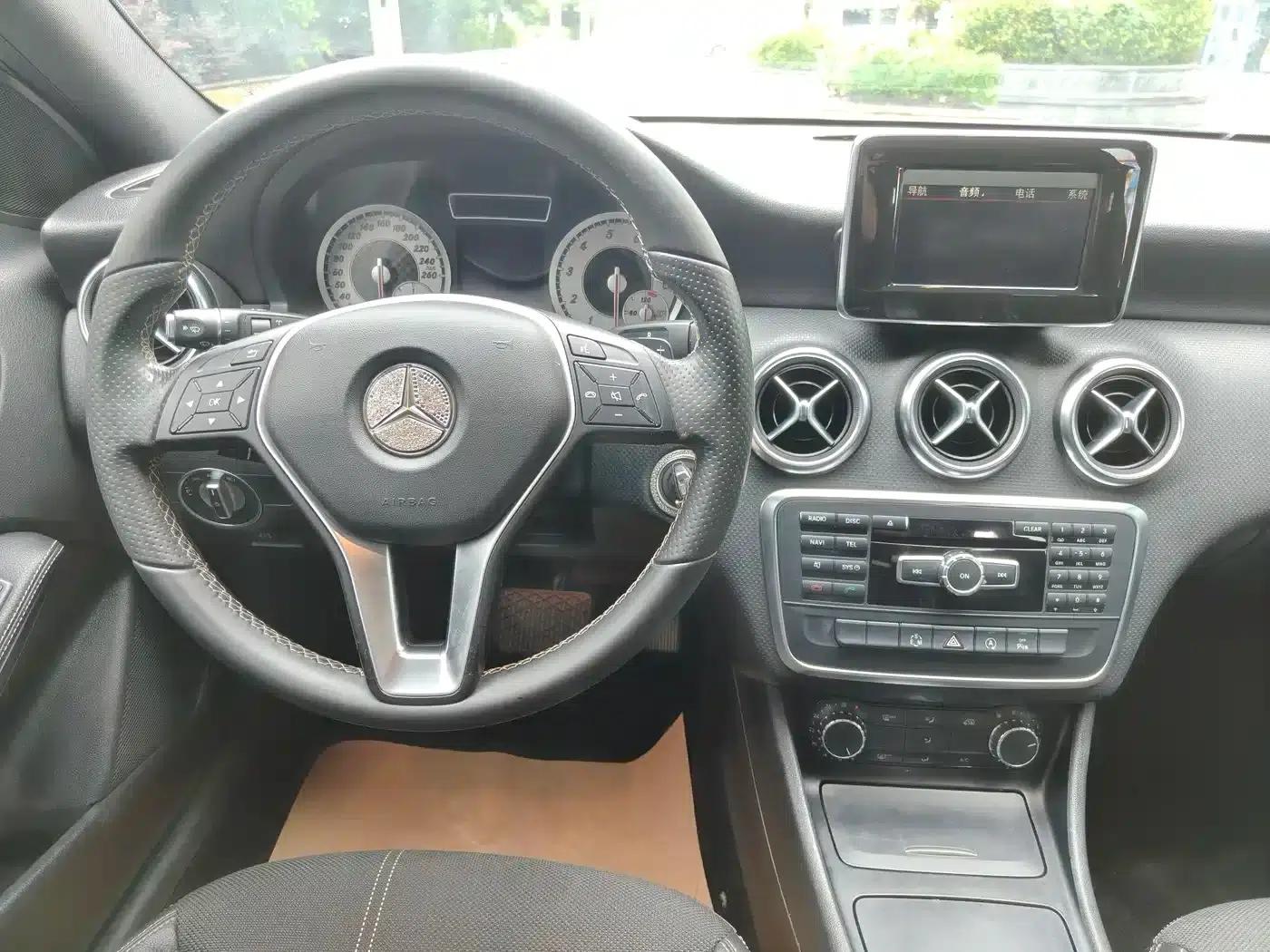 2015 Mercedes-Benz A-Class Imported Model A 200 Fashion Edition — миниатюра 20