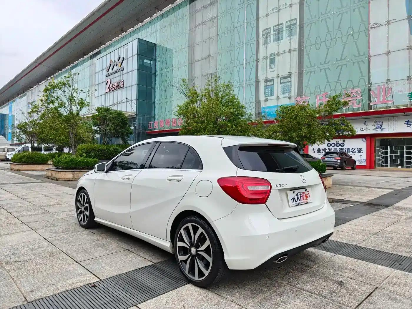 2015 Mercedes-Benz A-Class Imported Model A 200 Fashion Edition — миниатюра 4