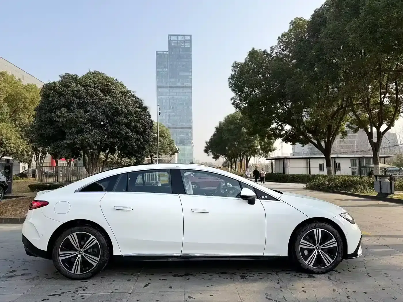 Mercedes-Benz EQE 2025 500 4MATIC Luxury Edition — миниатюра 4