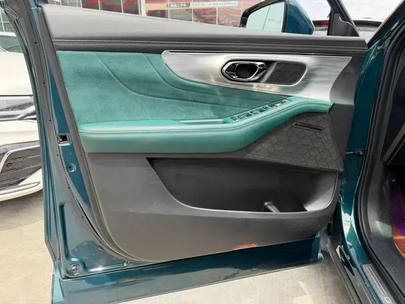 Trumpchi GS8 2022 Dual Engine Series 2.0TM Hybrid 2WD Premium Edition 6-Seater — миниатюра 10
