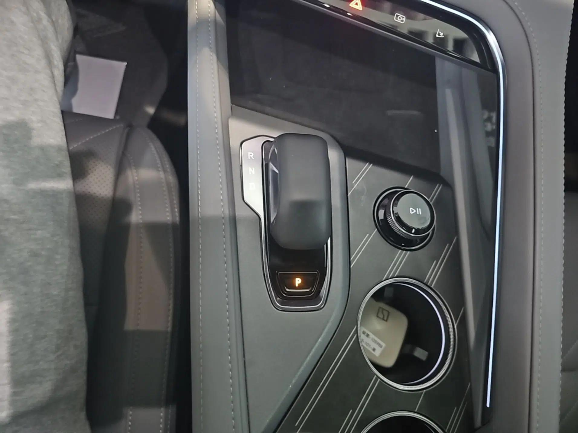 Zeekr 001 2025 WE Edition 95 kWh All-Wheel Drive — миниатюра 16