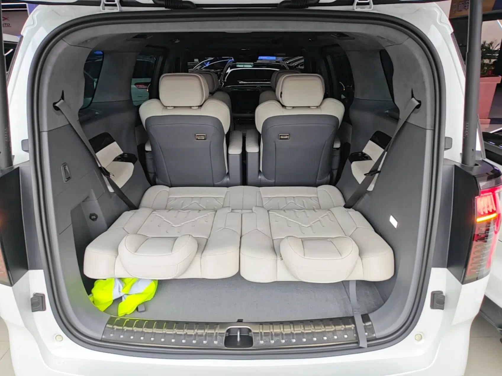 Zeekr 009 2024 Six-Seat Executive Version 4WD 108 kWh — миниатюра 22