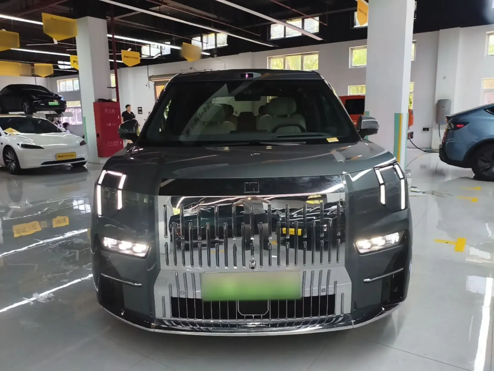 Zeekr 009 2024 7-Seater Walk-Through Version Four-Wheel Drive 108 kWh — миниатюра 2