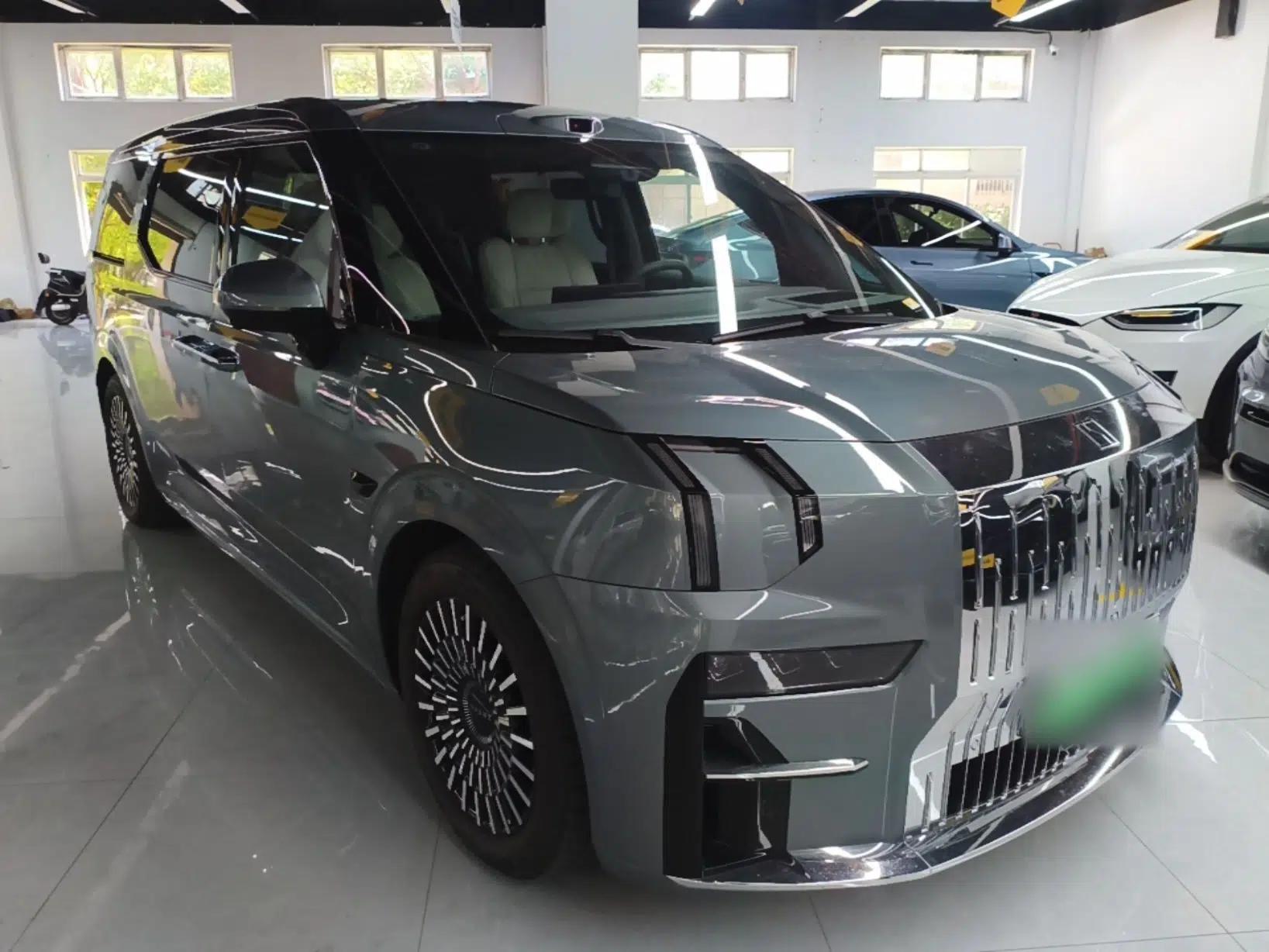 Zeekr 009 2024 7-Seater Walk-Through Version Four-Wheel Drive 108 kWh — миниатюра 12