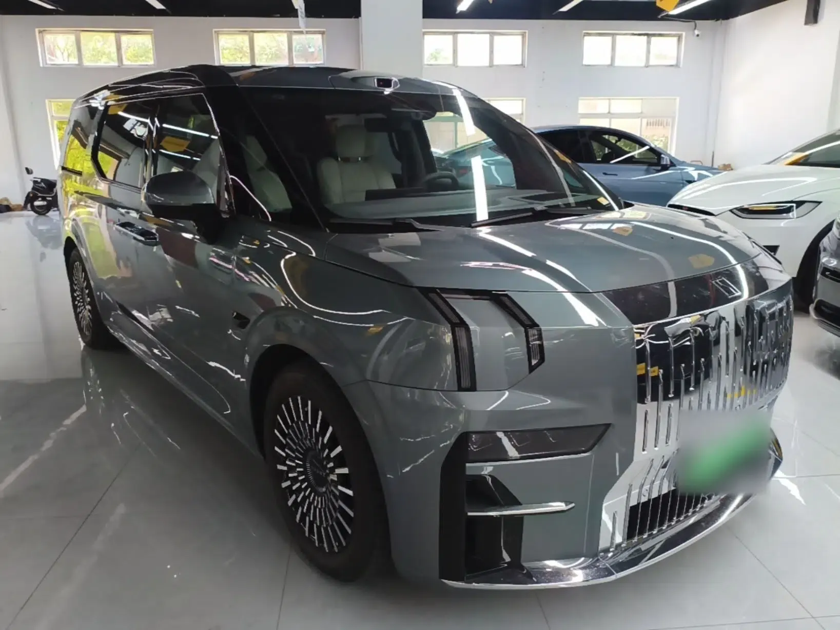 Zeekr 009 2024 7-Seater Walk-Through Version Four-Wheel Drive 108 kWh — миниатюра 3