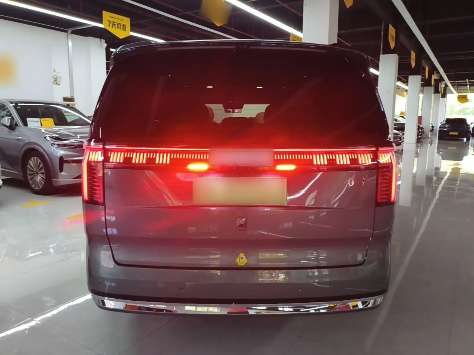 Zeekr 009 2024 7-Seater Walk-Through Version Four-Wheel Drive 108 kWh — миниатюра 5