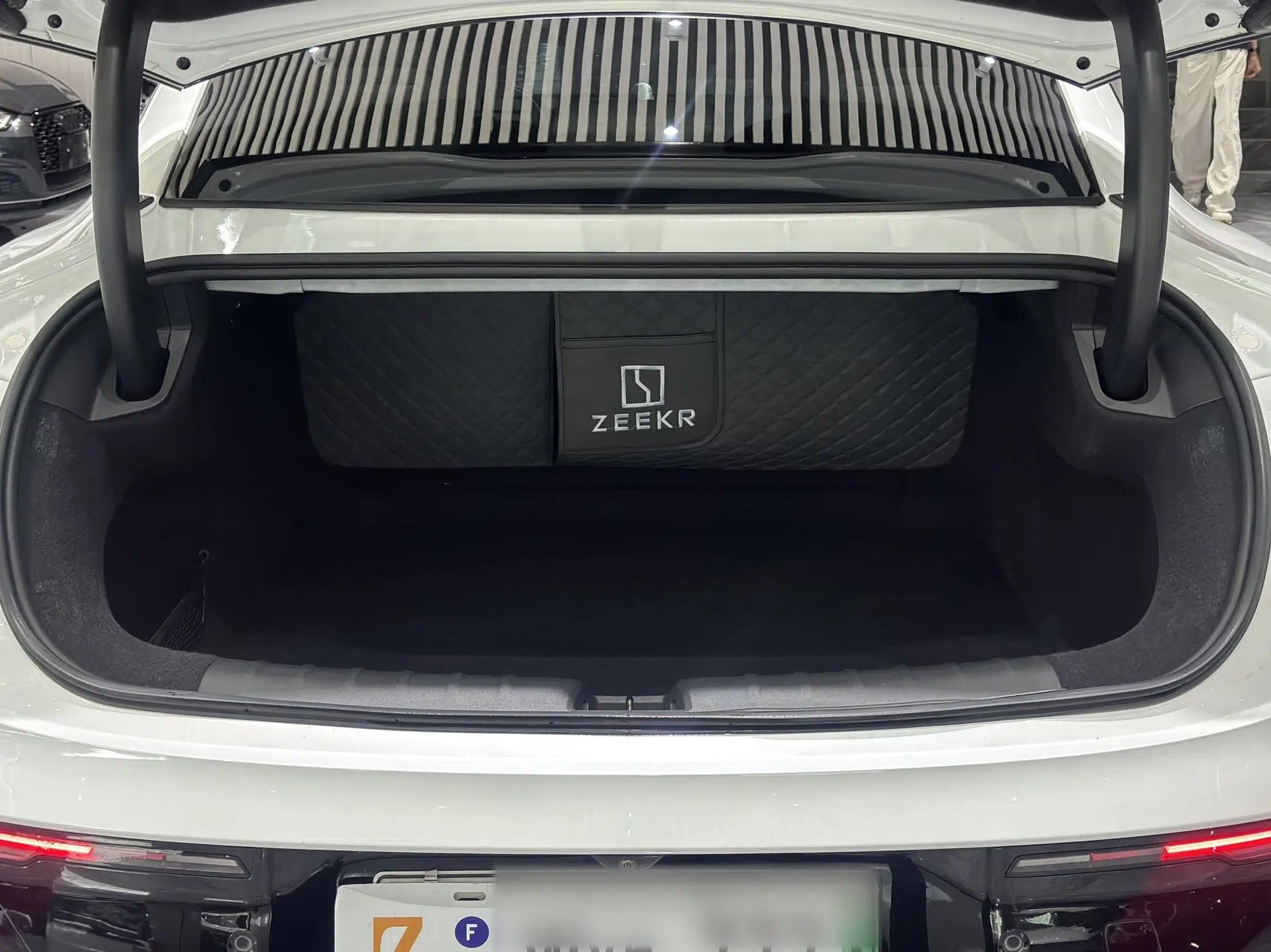 Zeekr 007 2024 Rear-Drive Intelligent Driving Version 100 kWh — миниатюра 44