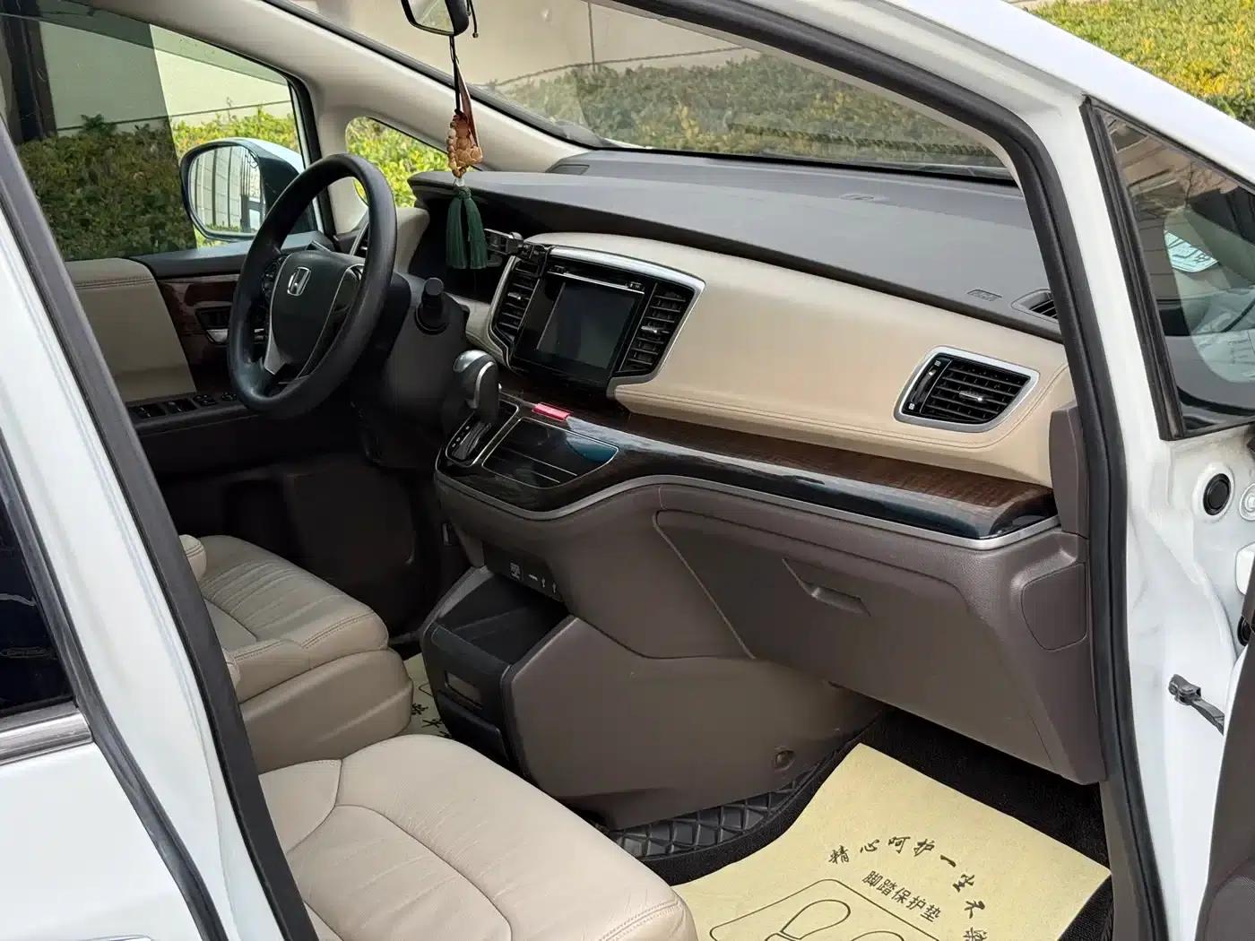 2015 Odyssey Facelift 2.4L Luxury Edition — миниатюра 14