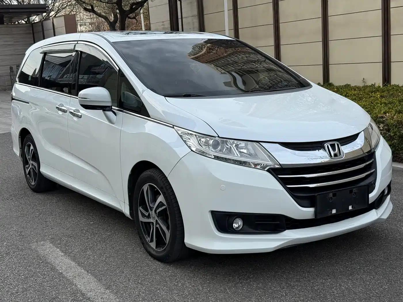 2015 Odyssey Facelift 2.4L Luxury Edition — миниатюра 3