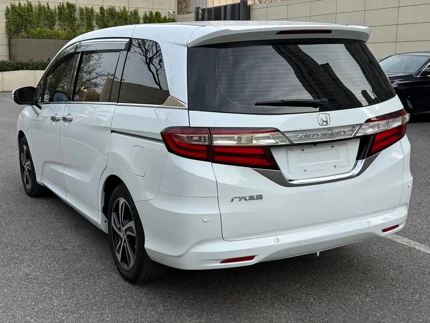 2015 Odyssey Facelift 2.4L Luxury Edition — миниатюра 4