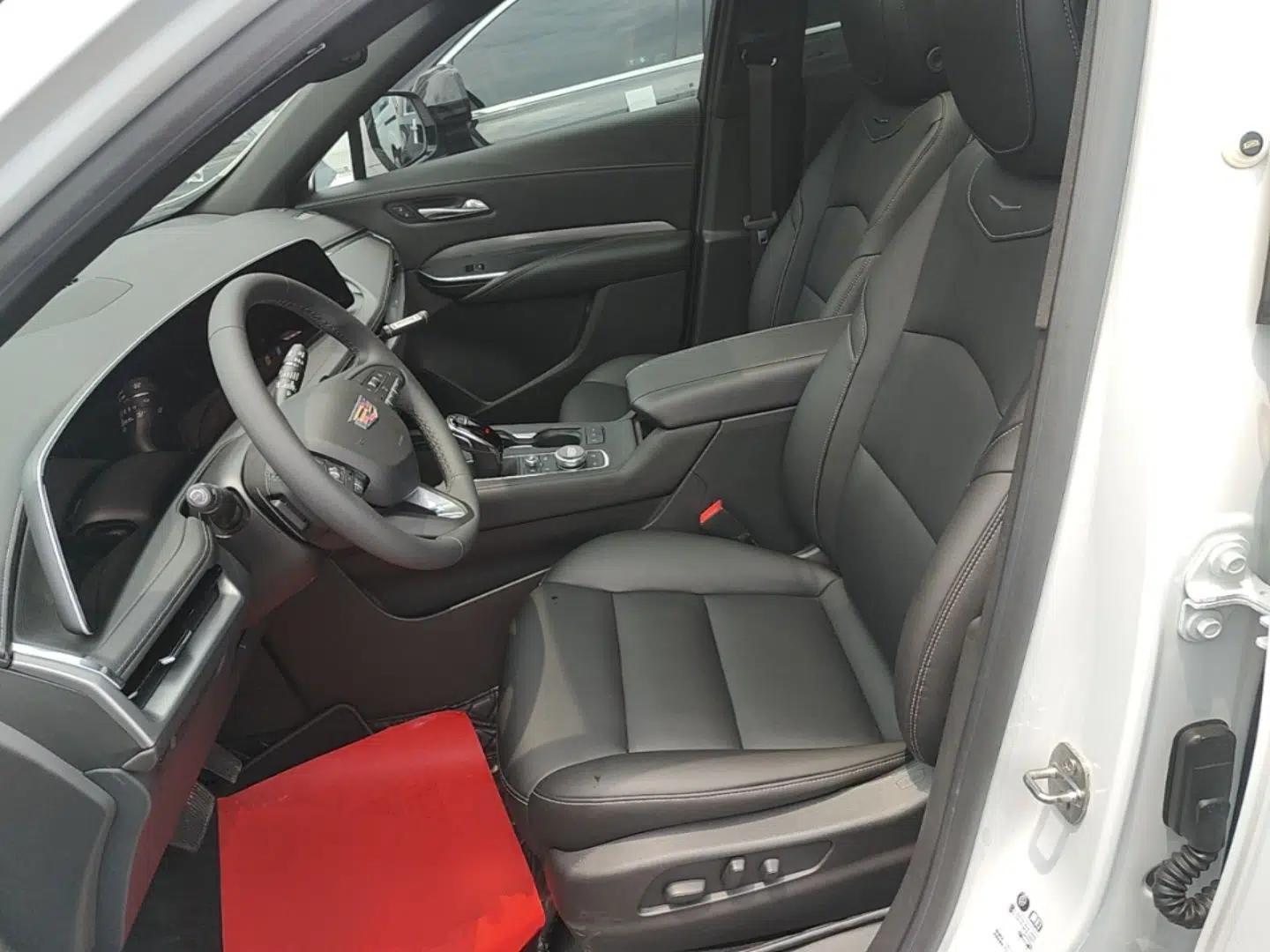 Cadillac XT4 2024 28T Two-Wheel-Drive Luxury Version — миниатюра 17