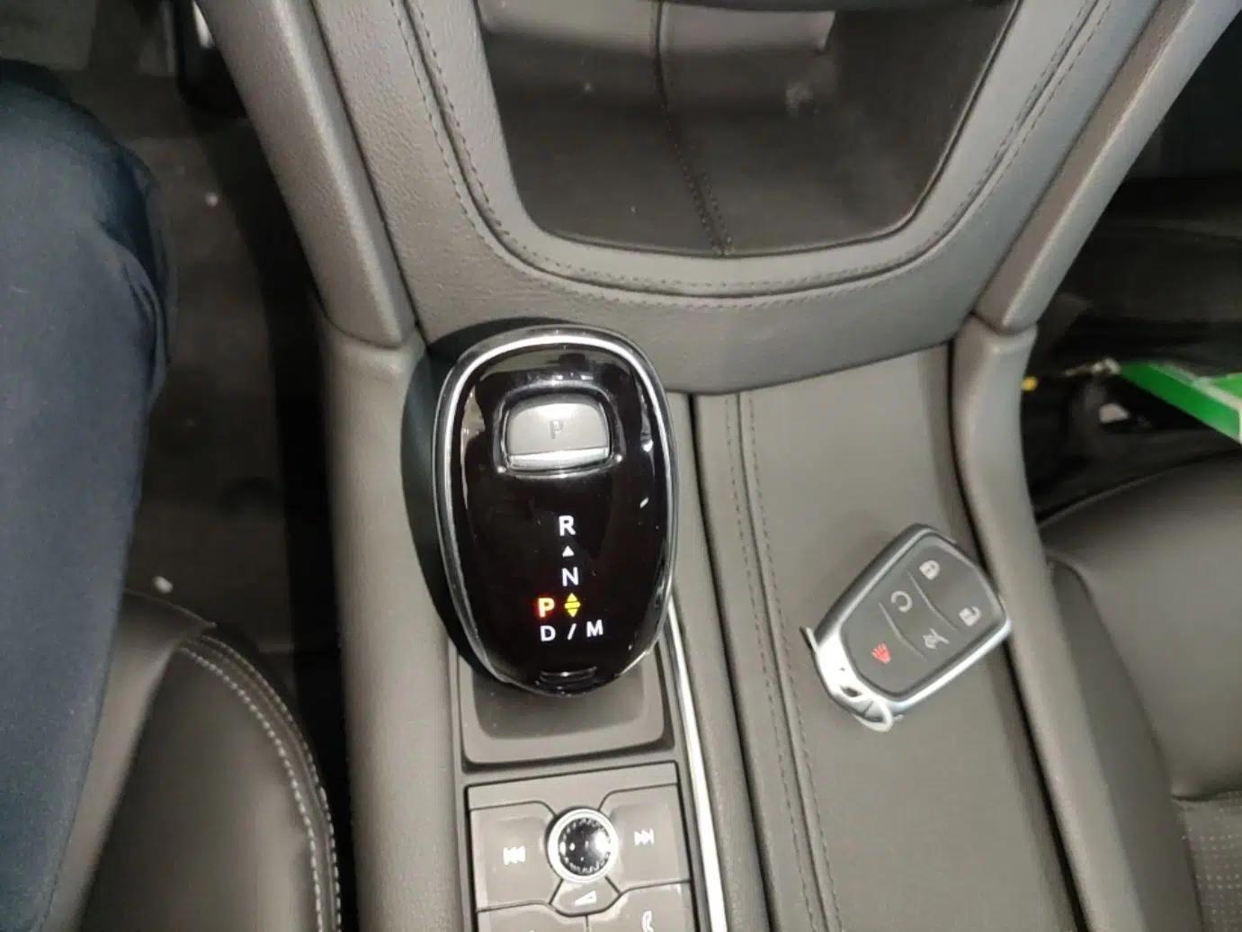 Cadillac XT6 2025 2.0T Six-Seater All-Wheel-Drive Prestige Executive Black Label Version — миниатюра 21