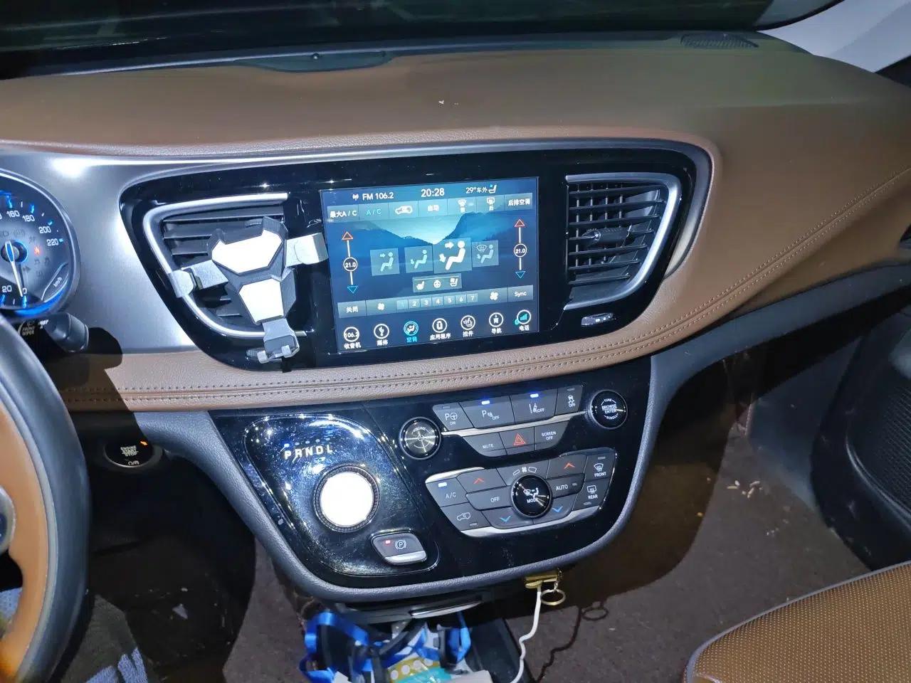 Chrysler Grand Voyager 2017 3.6L Premium Edition — миниатюра 13