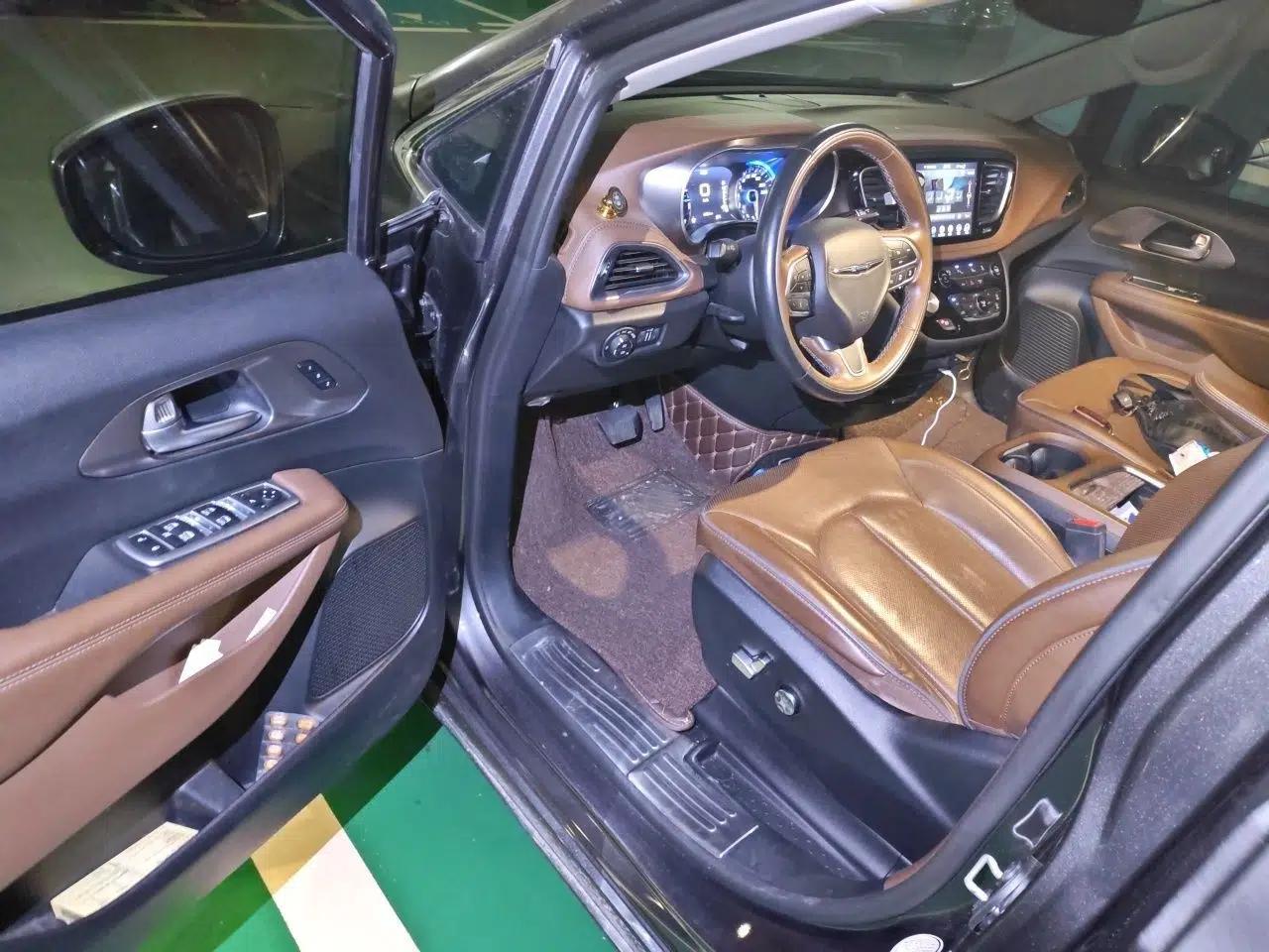 Chrysler Grand Voyager 2017 3.6L Premium Edition — миниатюра 16