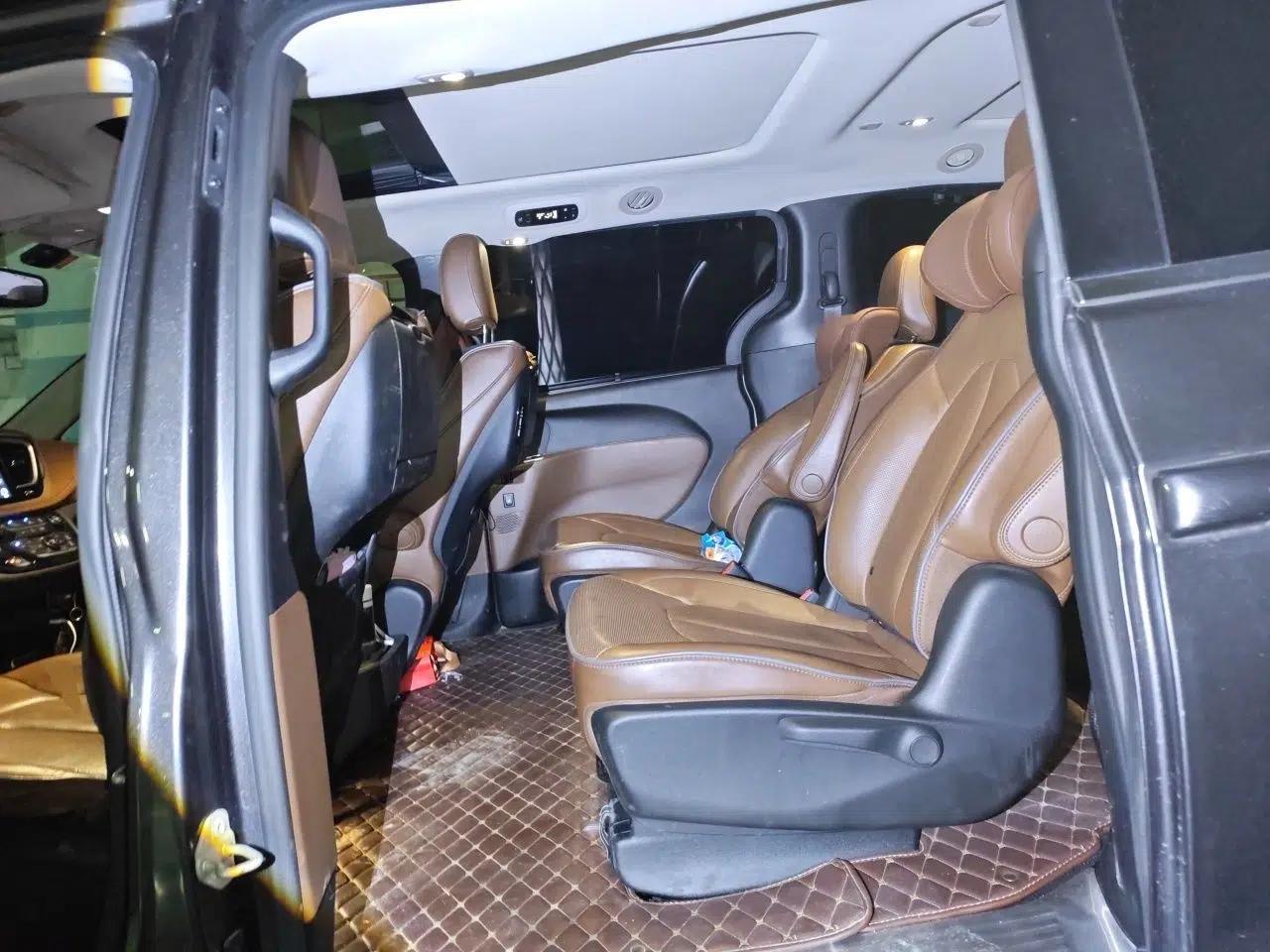 Chrysler Grand Voyager 2017 3.6L Premium Edition — миниатюра 17