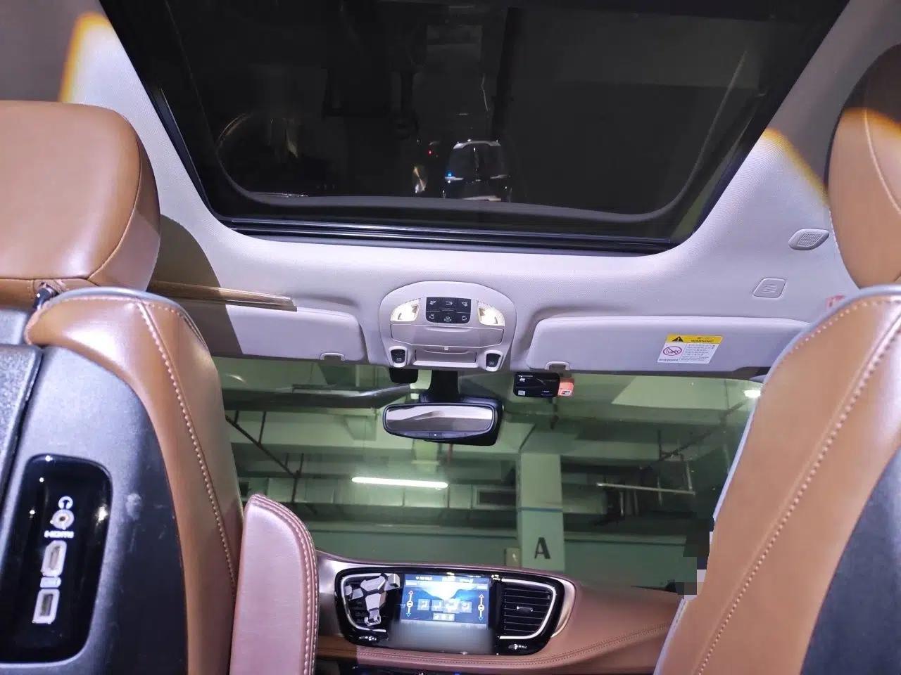 Chrysler Grand Voyager 2017 3.6L Premium Edition — миниатюра 18