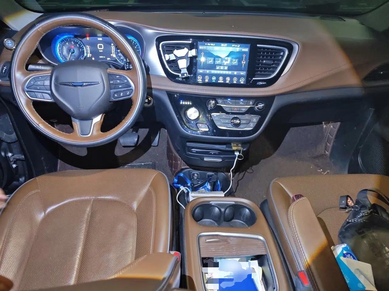 Chrysler Grand Voyager 2017 3.6L Premium Edition — миниатюра 9