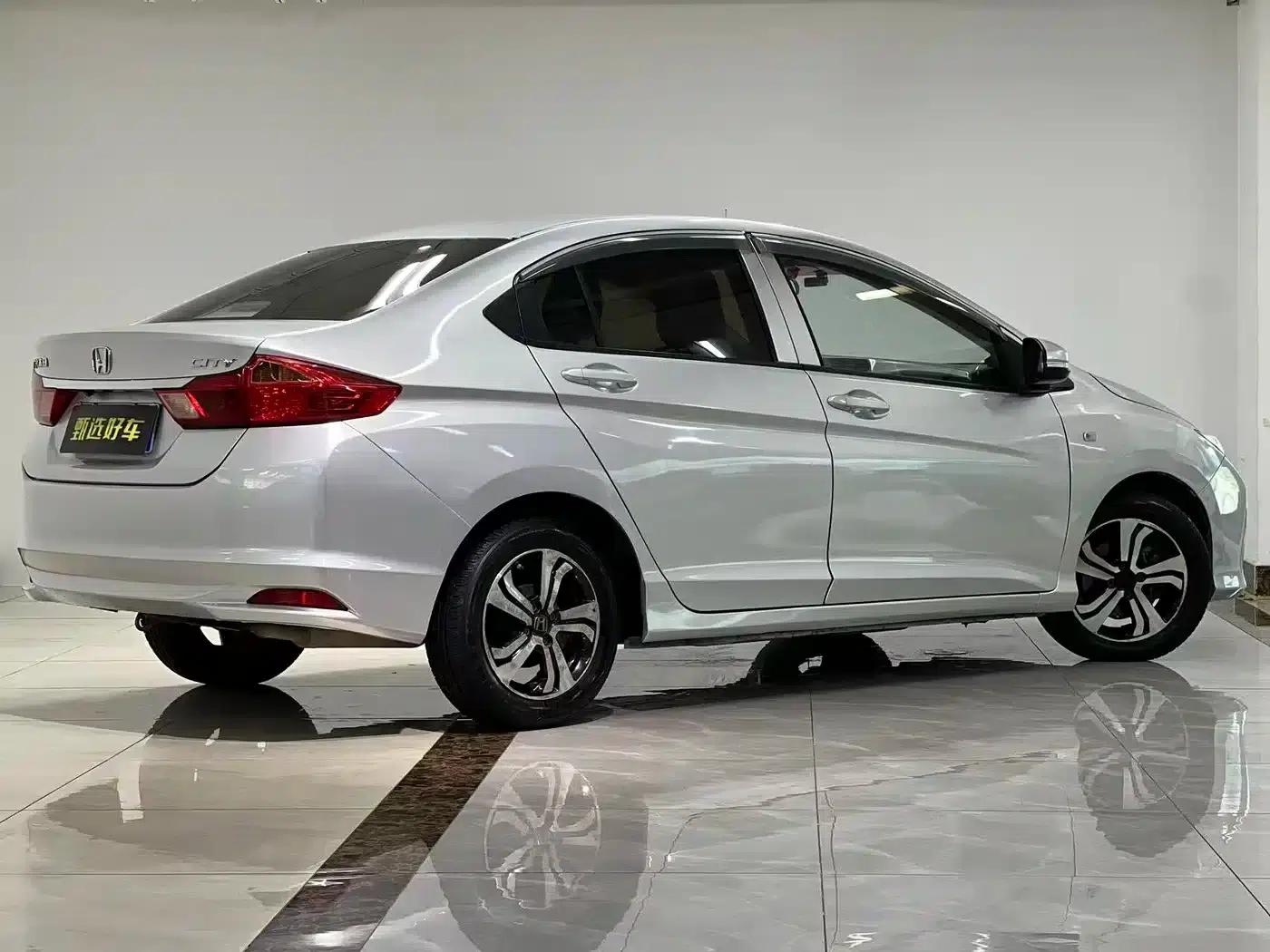 Honda City 2015 1.5L CVT Comfort Edition — миниатюра 8
