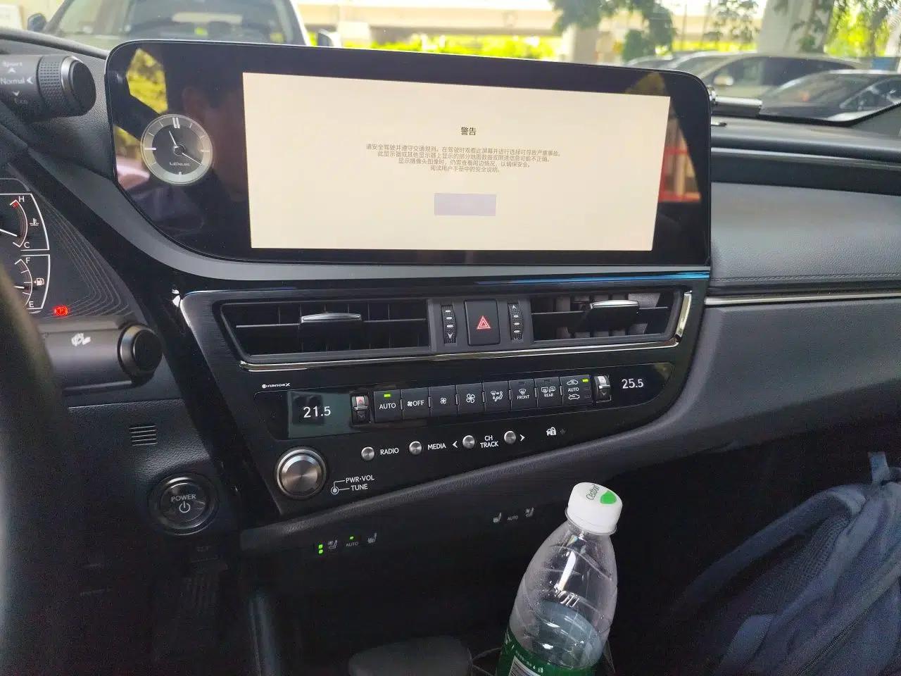 Lexus ES 2022 300h Deluxe Edition — миниатюра 13
