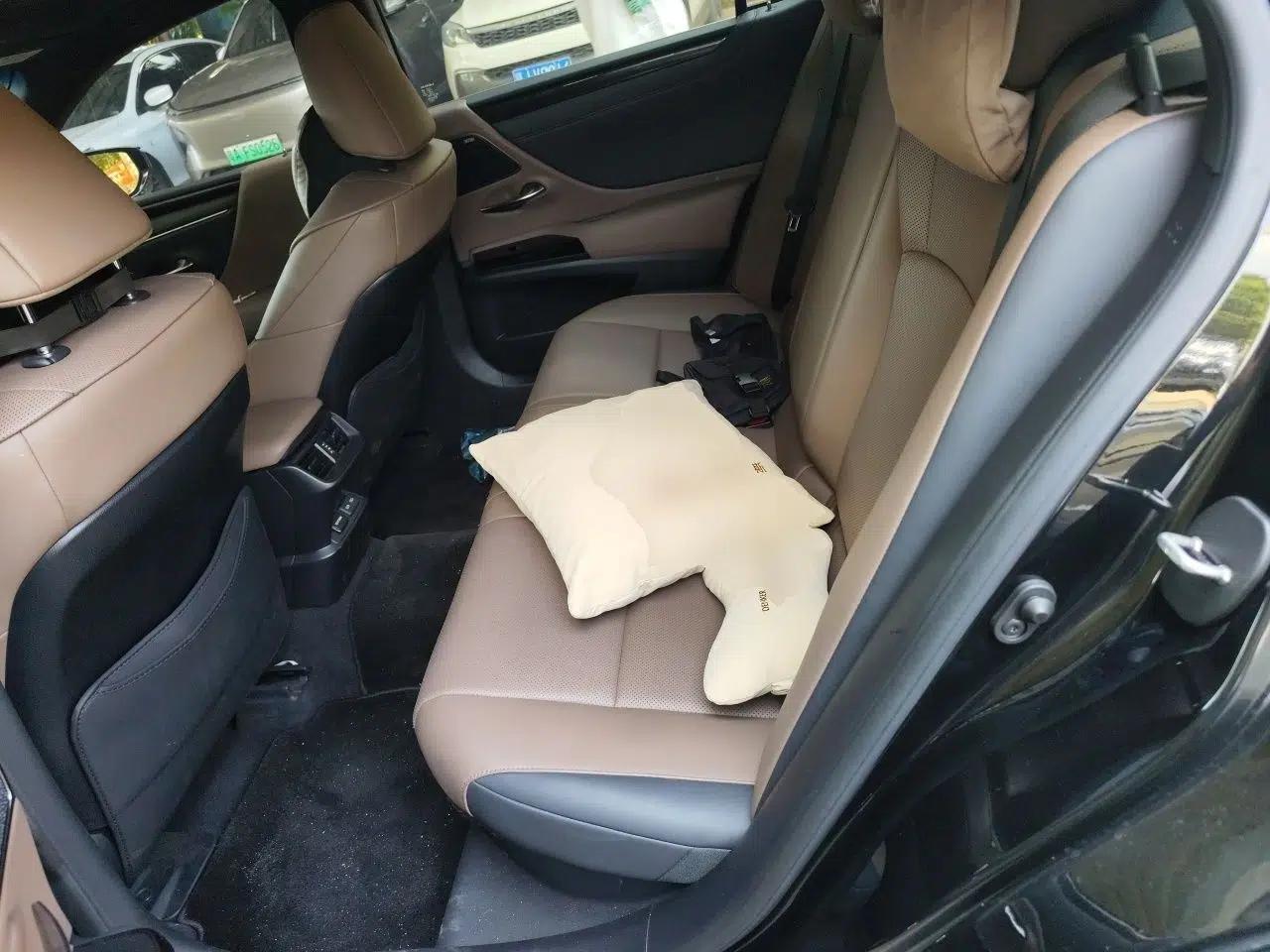 Lexus ES 2022 300h Deluxe Edition — миниатюра 17