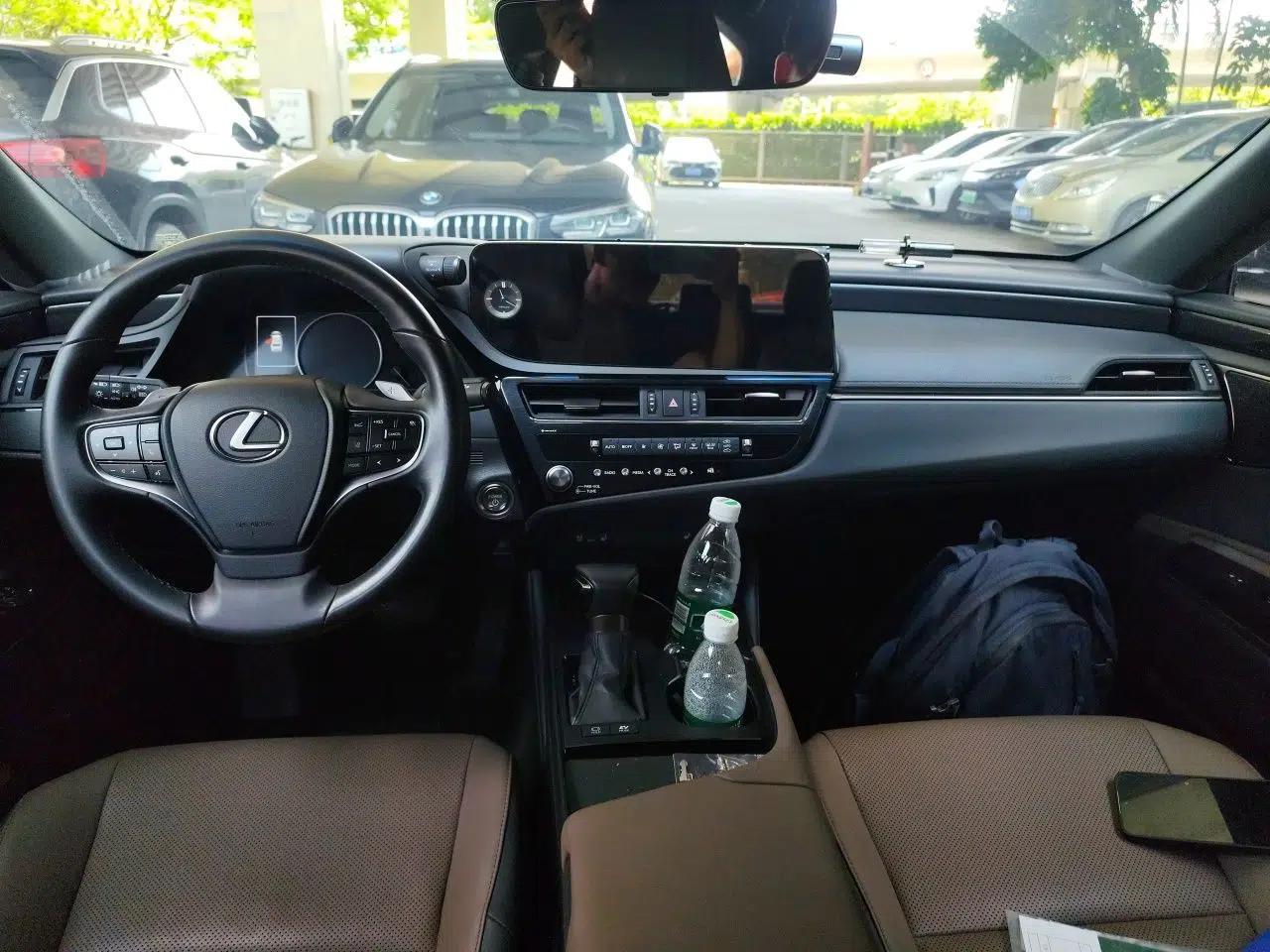 Lexus ES 2022 300h Deluxe Edition — миниатюра 9