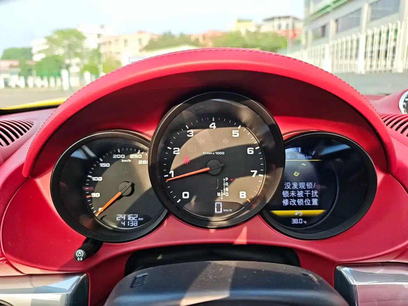 2022 Porsche 718 Boxster 2.0T — миниатюра 10