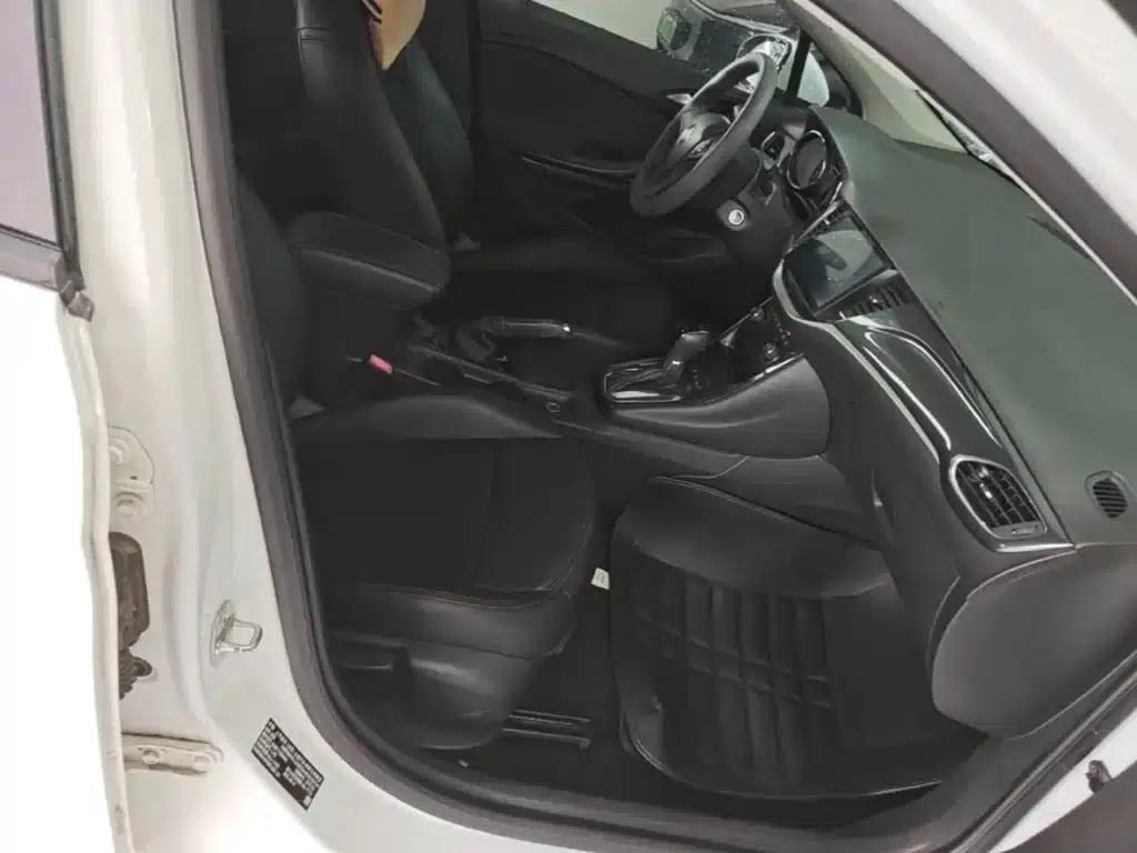 Buick Verano 2018 Hatchback 15S Automatic Entry-Level Model — миниатюра 25