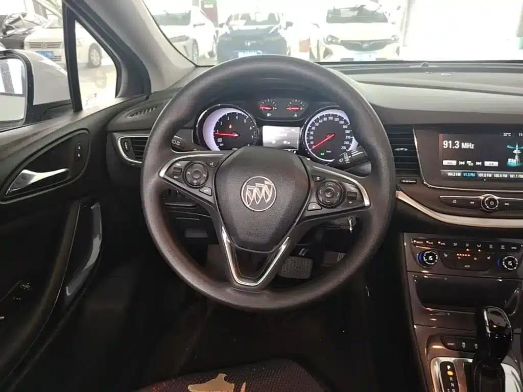 Buick Verano 2018 Hatchback 15S Automatic Leading Edition — миниатюра 11