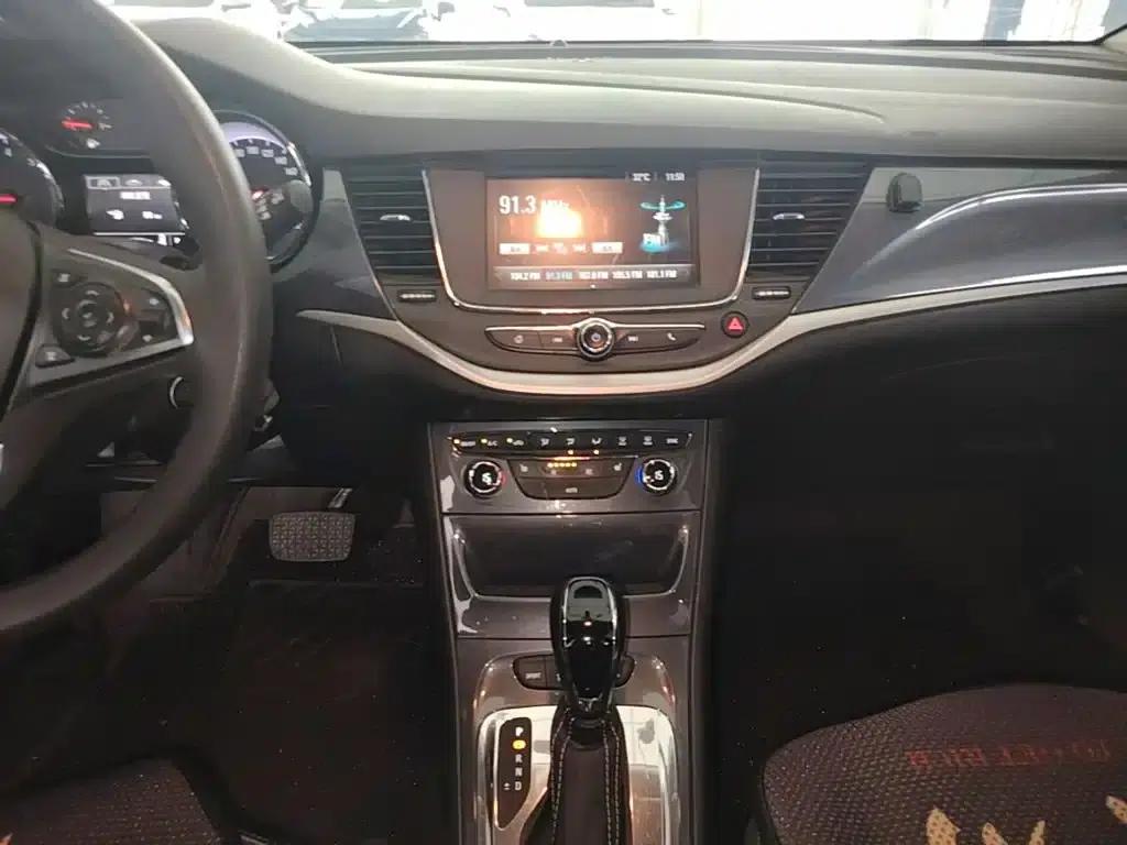 Buick Verano 2018 Hatchback 15S Automatic Leading Edition — миниатюра 13